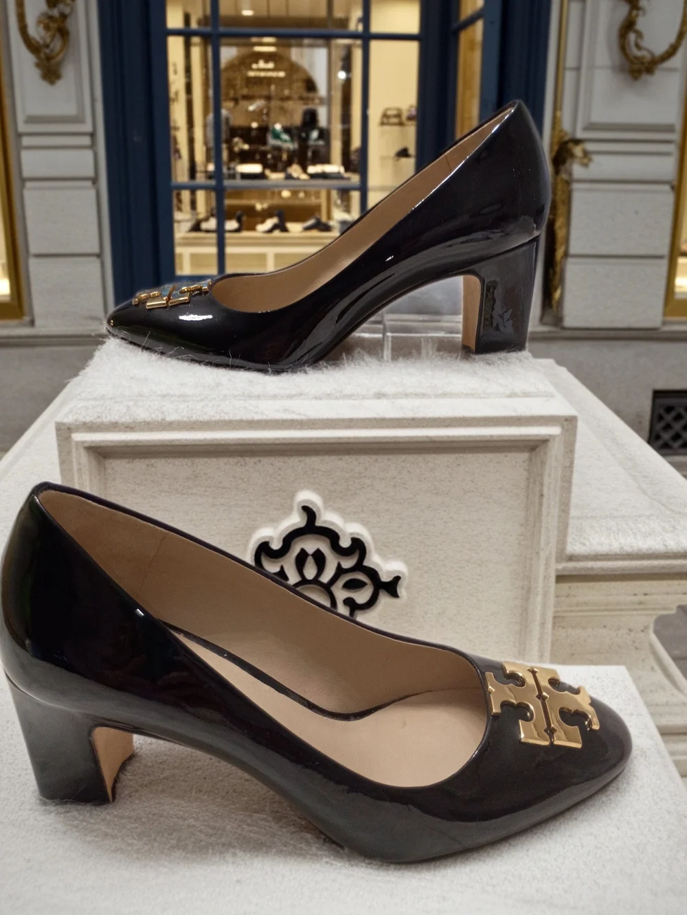 Tory Burch Black Patent Leather Block Heel Pumps with Gold Logo SZ 6M